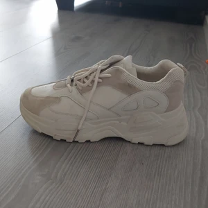 Skor från boohoo - Ett par skor i storlek 40 från boohoo Har använts 1 gång endast pga att de är för trånga för mig 