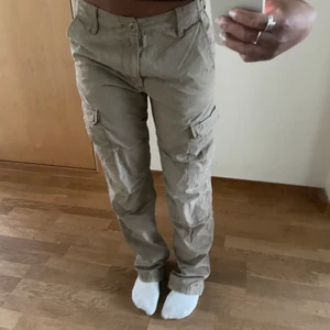 Cargo pants  - As fina ”cargopants” från carhartt, jag är en storlek 36 i byxor och dessa sitter lösare på mig. 🏴‍☠️🖤