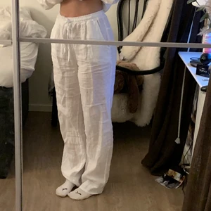 Linnebyxor - Säljer dessa maaagiska linnebyxor i storlek m/l men sitter dom är väldigt små i storleken så sitter som en s. Helt Nyköpta oanvända, prislapp kvar. Frakt tillkommer💕