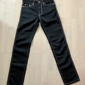 Ett par svarta jeans mycket gott skick använda ett fåtal gånger. Storlek 27/32.