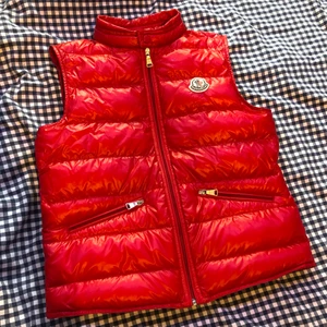Moncler väst - Köptes i början av förra sommaren i butik. Den har inte använts mycket. Därav har den inga defekter alls, Skicket är 9/10. Den är storlek xs/s passar en person som är mellan 155-165cm lång. Fler bilder kan ordnas! Endast seriösa skriv