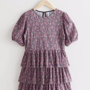 & other stories klänning - Säljer denna jättefina klänning från other stories då den inte kommit till användning! Jättefin till sommaren, i helt nyskick! 💕💕💕Den är ej använd, kan skicka bilder med den på, bara att skriva till mig💕💕