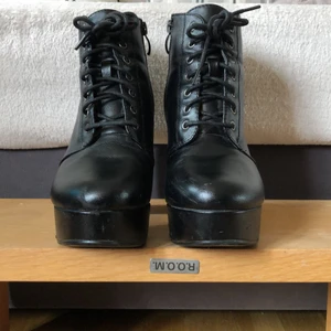 Svarta klackar  - svarta klackskor med snöre och dragkedja, lite lätt slitna.