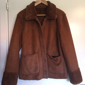 Jacka i mockaimitation - Supermysig vintage jacka i mockaimitation, fodrad på insidan. Strl S, mkt gott skick!!