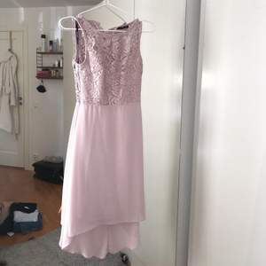 Gammelrosa klänning från TFNC London, använd en gång! Spets upptill och knytning + dragkedja på ryggen❤️