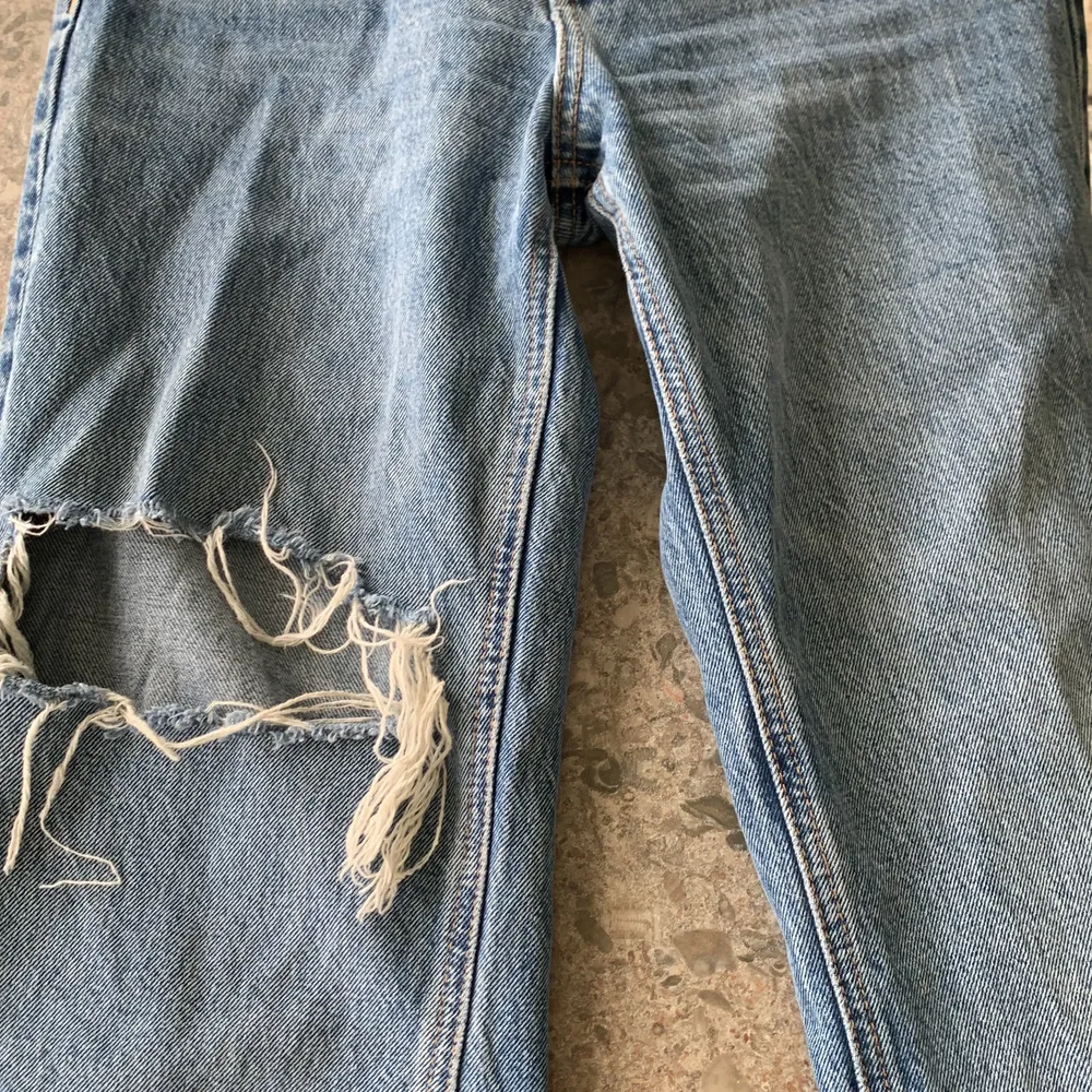 Ett par Zara jeans köpta på Teneriffa i Oktober 2021. Säljer då de har blivit lite för små för mig! Skriv gärna för fler bilder💞 De har en defekt, vilket är att en hållare för skärp har lossnat (därav lite billigare pris)😊 . Jeans & Byxor.
