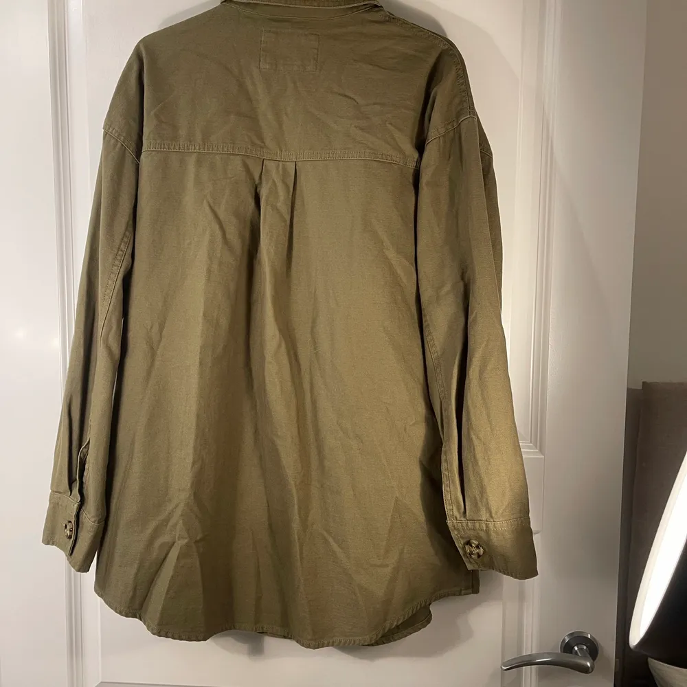 Grön oversize skjortjacka ifrån Forever 21 💚 . Jackor.
