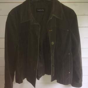 I’m selling my dark-green corduroy jacket from Betty Barclay. Very nice fit
