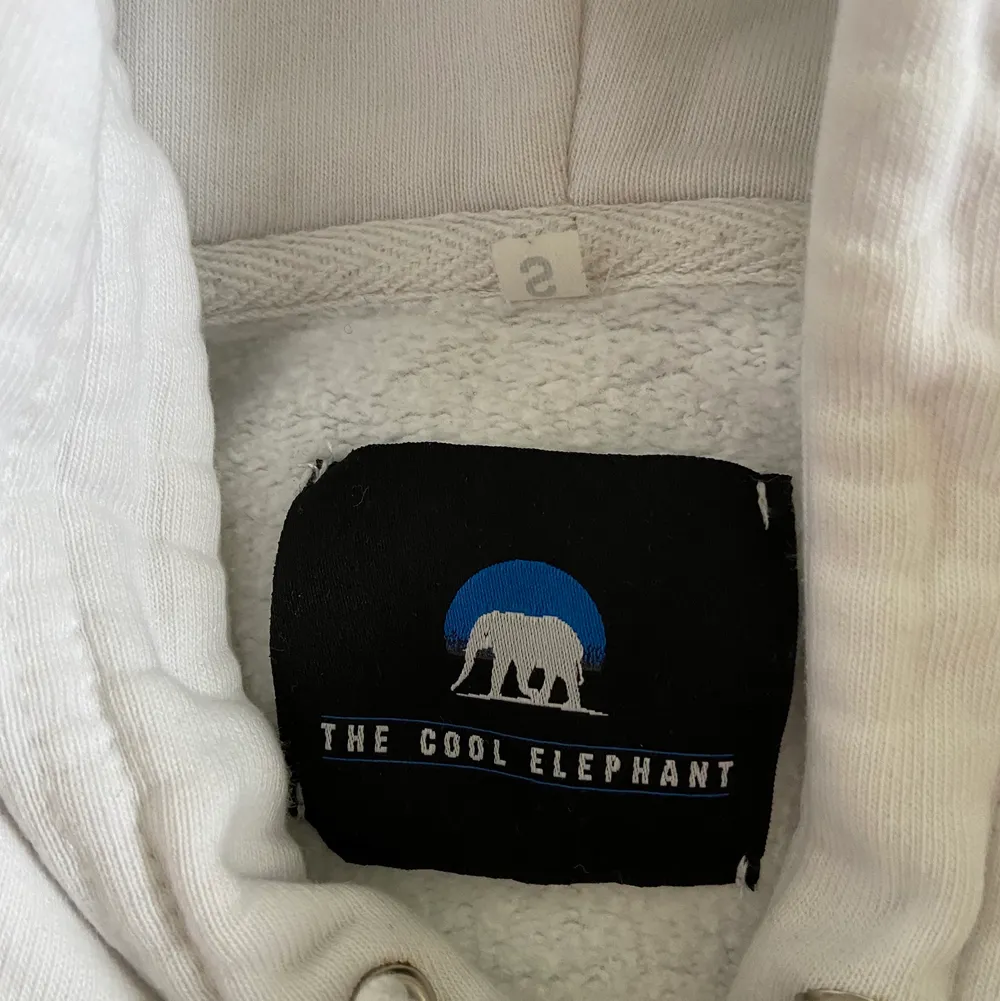 Säljer dennna the cool elephant hoddien. Perfekt till en sen sommarkväll☀️ 💓Säljer billigt då den är i använt skick och trycket är blekt. 💓. Hoodies.