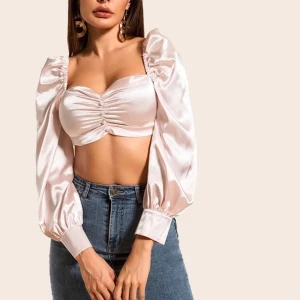 Shein topp - Ljusrosa topp i satin från Shein i strl M. I skick som ny, använd 1-2 gånger. Finns i Västerås men kan skickas, köparen står för frakten.