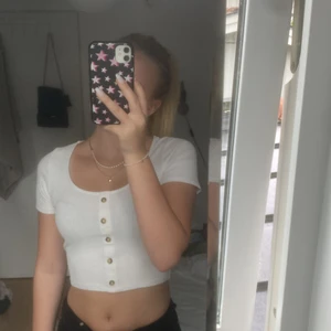 Sommar topp - Säljer denna super gulliga toppen från hm köpt för ca 1 år sedan men endast använd ett fåtal gånger så den är som ny💗 ny pris 199kr, storlek xs men passar även s!