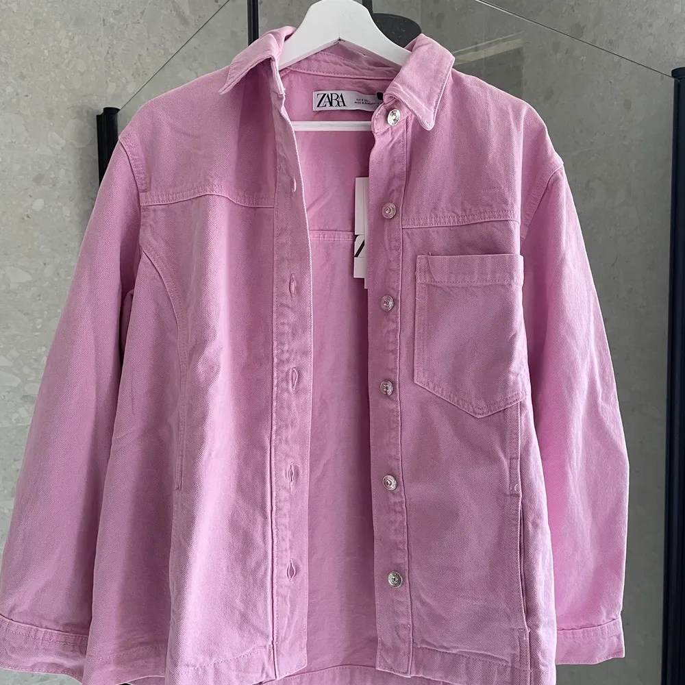 Baby rosa/ pastell rosa jeans jacka från zara Aldrig använd, säljer pga trivdes inte så mycket i färgen rosa. Storlek M. Jackor.