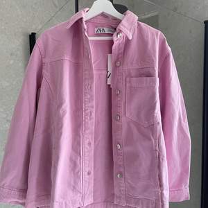 Baby rosa/ pastell rosa jeans jacka från zara Aldrig använd, säljer pga trivdes inte så mycket i färgen rosa. Storlek M