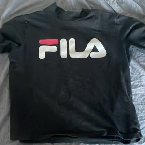 Fila t-shirt  - Säljer pågrund utav att jag aldrig andvänder. Andvänd Max 6-7 gånger. Lite tajtare i modellen. Ny skick.  Ny pris 250 mitt pris 100 kr.