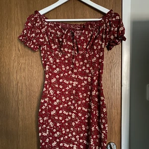 Sommarklänning - En super fin sommarklänning från Boohoo med band vid bysten. St.XS, använt 1 gång