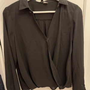 Blus - Svart blus från H&M. Mycket bra skick