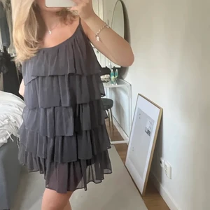 Volangklänning - Supersnygg volangklänning som tyvärr inte passar mig💕 