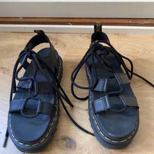 Dr. Martens Nartilla lace up chunky sandaler. Färg: svart. Äkta läder. Änvända få gånger. Kan mötas mellan Slussen- Skanstull 