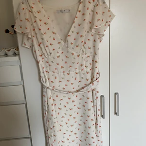 Blommig klänning - Superfin blommig klänning köpt på NA-KD förra sommaren. Strl 40 men mer som en 38. Använd 1 gång. 💐