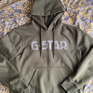 G Star hoodie/luvtröja - Säljer en grön G-Star hoodie/luvtröja. Knappt använd pga för liten i storlek. Storlek M, men passar även S. 200 kr