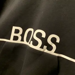 Detta är en jätte fin/basic svart vit Hugo Boss hoodie - Äkta  Säljer den tyvärr för att den inte sitter så bra på mig.  Men den passar på både män och kvinnor 