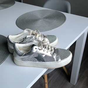 Steve maddan  - Fina skor som jag fick förra julen, dlm är i bra skick men lite smutsiga, går att tvätta !!💞