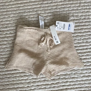 Virkade shorts zara - Så fina shorts som inte kommer till användning, lappen är kvar då jag hade tänkt byta mot en storlek M men inte hunnit så om någon vill byta mina mot sina i storlek M så är jag mer än öppen för det❤️ de är btw krämvita/biega 