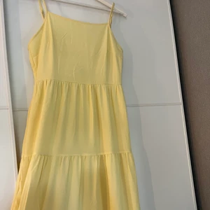 sommarklänning - superfin gul långklänning från h&m. använd endast en gång. färgen visas rättvist på sista bilden💕