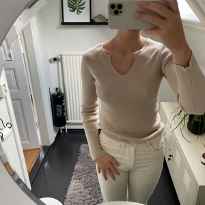 Beige långärmad tröja  - Beige långärmad tröja från NA-KD. Endast använd några fåtal gånger. Är i väldigt bra skick💫
