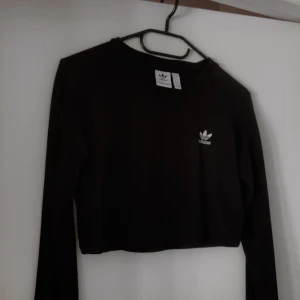 Croppad adidas tröja - Croppad adidaströja i storlek 38, ser ut som ny. Postas spårbart med postnords skicka lätt, 51kr.