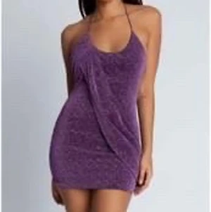 Ny klänning  - Oanväd klänning från MESHKI.  Storlek XL men kunde inte använda för den var mer passande till en M/L. Pris 250 kr.