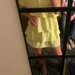 Volang klänning - Finaste klänningen från zara. Helt oanvänd ifrån zara! Strolek m. Bud 500kr! Köp direkt 550kr!