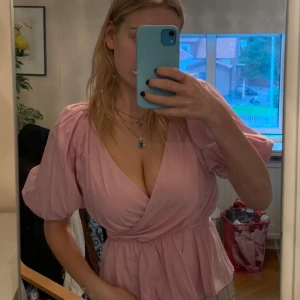 Nakd tröja - rosa nakd tröja med puffiga armar. Väldigt fin i storlek 36, säljer då den är lite för liten för mig. Aldrig använd.