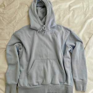 Säljer en blå hoodie från Monki i nyskick. Den är i storlek 34 eller xs men funkar även för 36 eller small