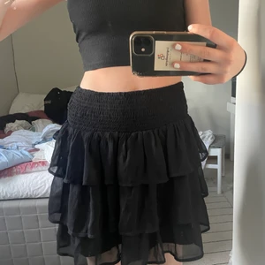 Volangkjol - Så fin trendig volang kjol från veromoda! Endast använd få tal gånger så i superbra skick. Är M men passar mig som är S och skulle även passa större storlekar då det är resår!!🤩🤩