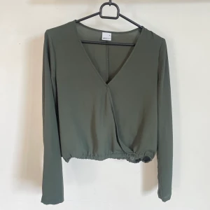 Olivgrön topp - Tunt tyg 