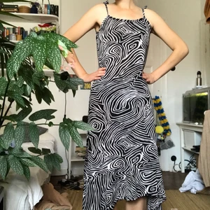 Klänning  - Härlig klänning med mönster av polyester och elastain. Storlek 38-40 och har bra stretch. Skitsnygg och perfekt för sommaren!!!