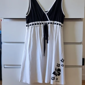 Svart-vit klänning  - En svart vit klänning från märket Bondelid i storleken L  :) 