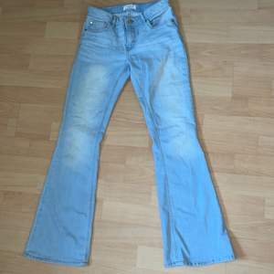 Jättesnygga bootcut jeans som är lågmidjade. Väldigt bekväma och sköna🦋