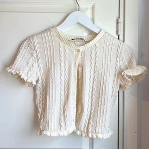 ZARA TOPP - Kofta från Zara. Storlek S men passar även XS. 🤍 Köpt secondhand. ☁️