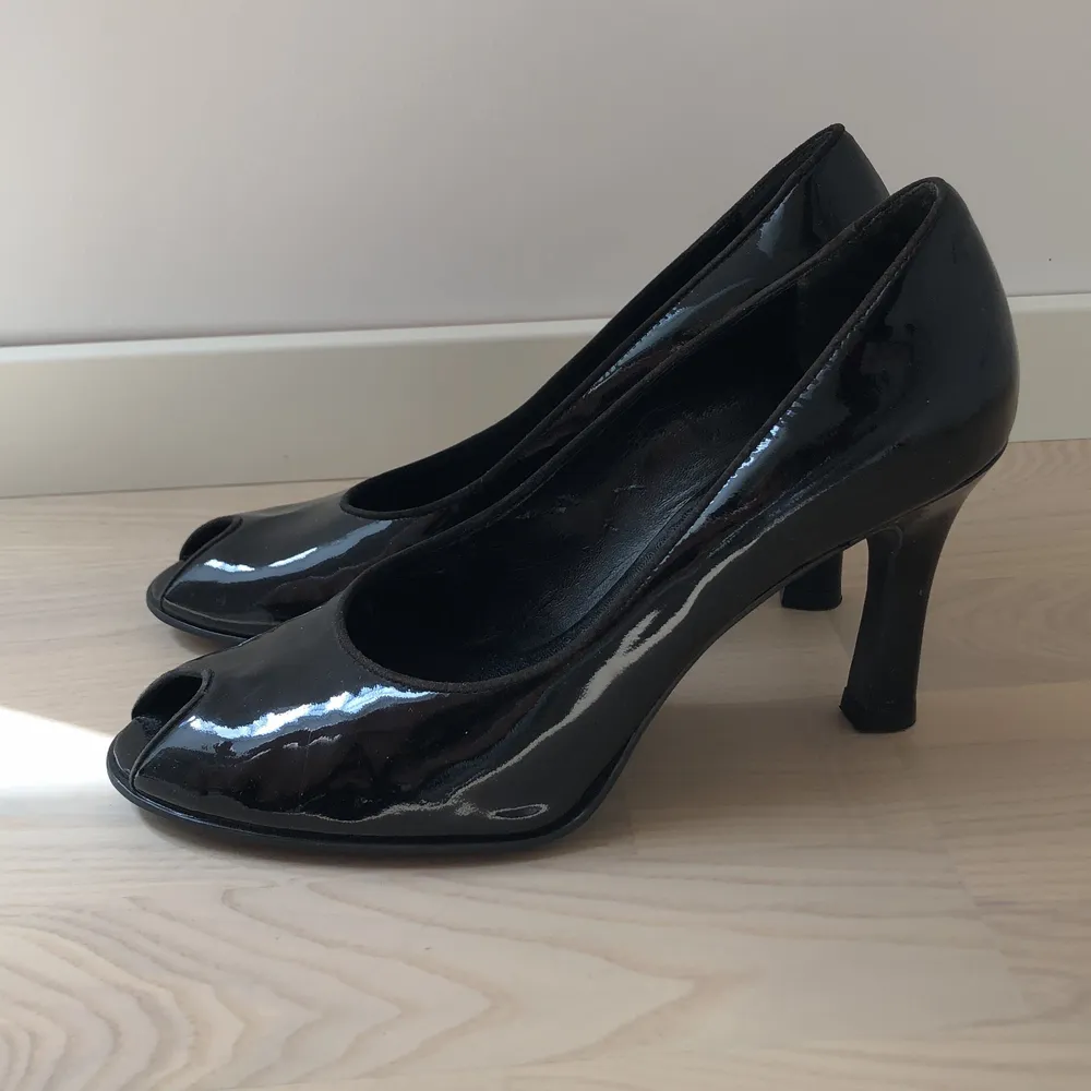 Black peep toe vinyl/patented leather heels Brand: Franco Sarto Size: EU 38 Heel height: 8,5 cm Condition: very good. Skor.