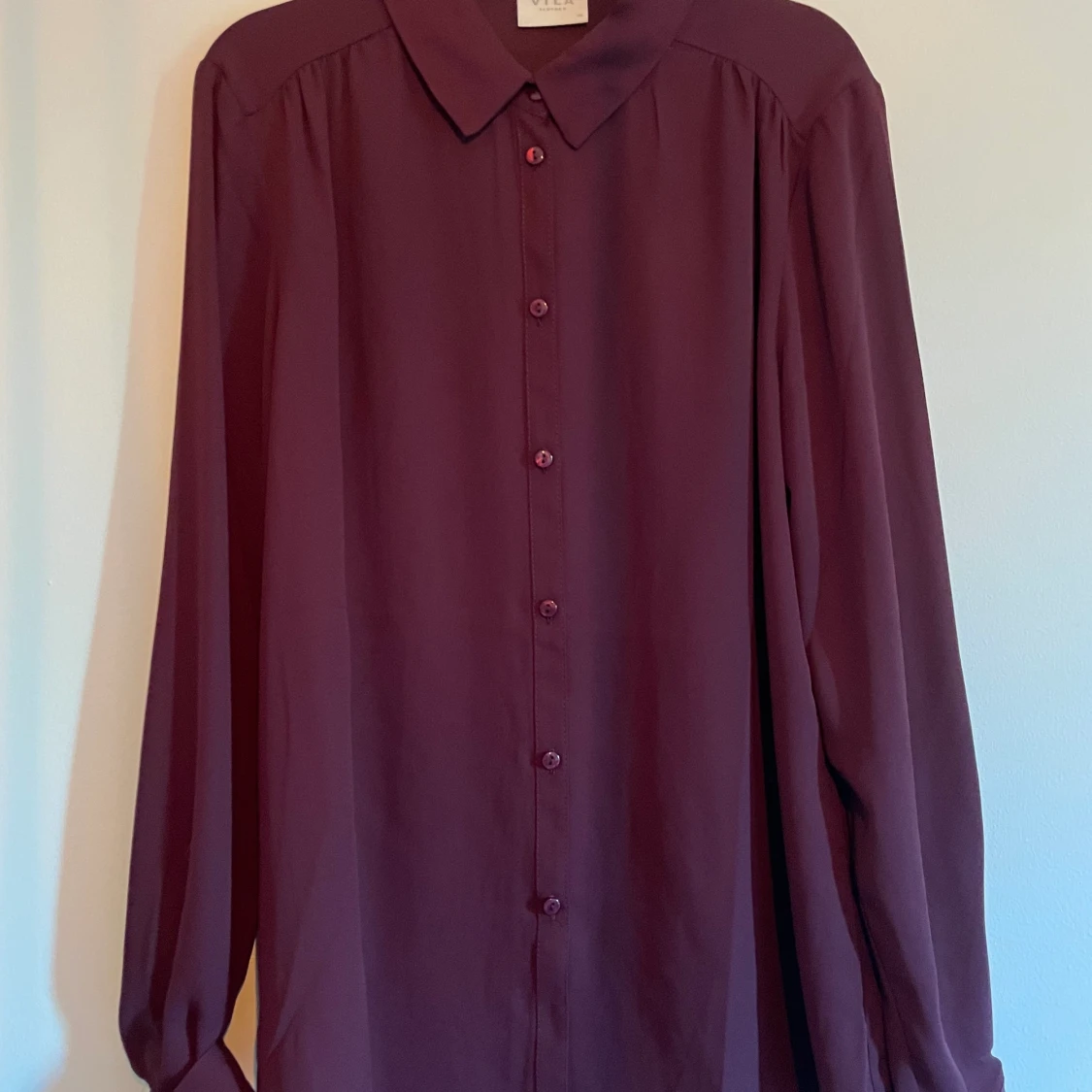 En vin röd skjorta.
