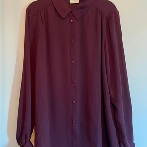 En vin röd skjorta. - En vin röd skjorta med knappar. Endast använt 2 gånger. Storlek:XS
