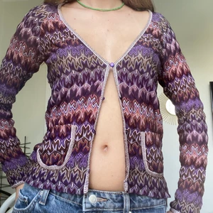 Missoni topp - Jättesöt missoni mönstrad topp med knappar och små fickor fram! Från Lindex