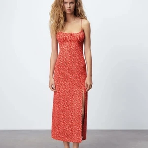 Klänning från zara - Medellång klänning från zara. Helt oanvänd med lapp kvar. Lite stor i storleken så passar nog bättre på en 38a men funkar som 36 också. Köparen står för frakt men kan även mötas upp i Stockholm 