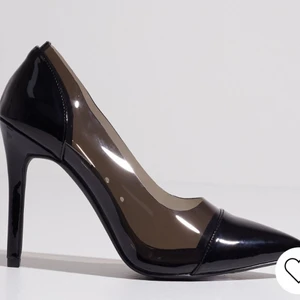 Spetsiga klackar  - Spetsiga svarta klackar. Storlek 38. Använda en gång, som nya. 