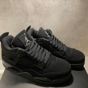 Jordan 4 black cats. - Skriv ifall ni vill ha fler bilder.Orginal box ingår 
