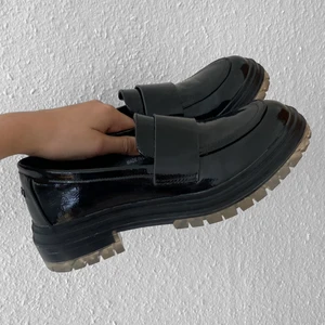 Loafers - Svarta loafers i strl 39. De är bekväma och glappar inte. Använda endast 1 gång.