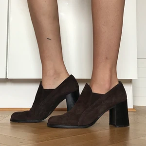 Klackar i brun mocka strl 40 - Jättefina loafers med blocklack i brun mocka. Fint skick! Storlek 40. Jag kan tänka mig att mötas upp eller skicka, köparen betalar frakt på 59kr!