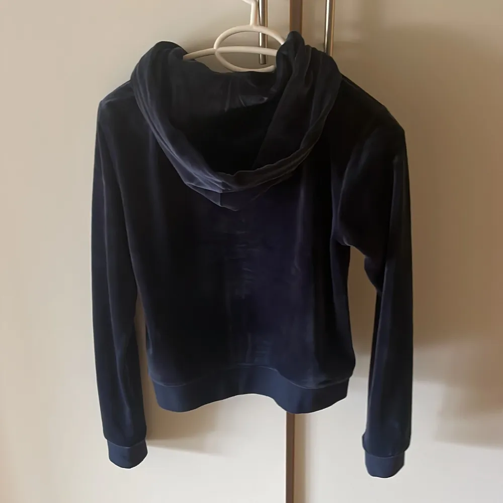 En marinblå juicy couture tröja med dragkedja. Använd ett fåtal gånger.. Tröjor & Koftor.